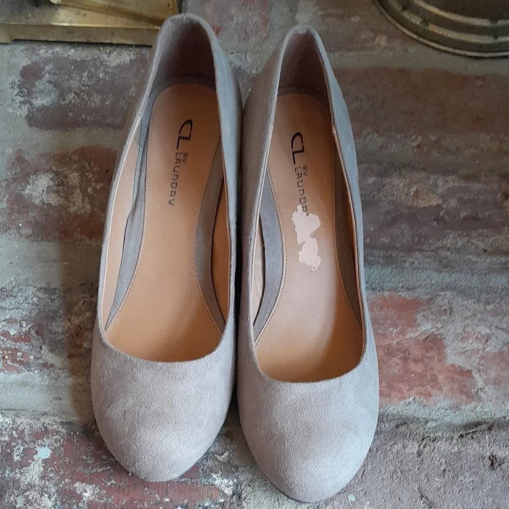 CL Laundry Tan Pump - Picture 2 of 7